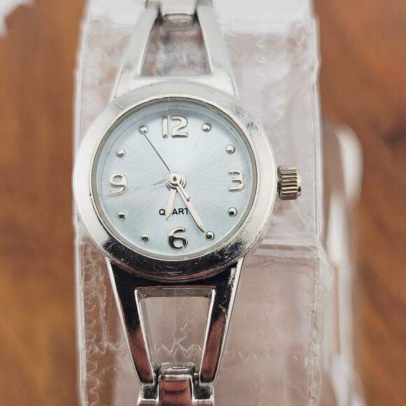 Quartz Women's Silver Bracelet Watch Contemporary Minimalist Link Casual Daily - Picture 1 of 7